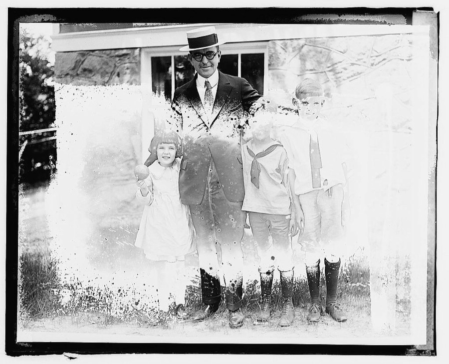 C.B. Huntress, children Marion, Douglas, & Jack