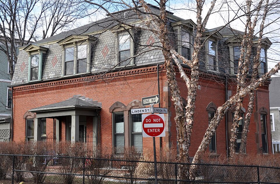 Photograph of House at 44 Linden Street
